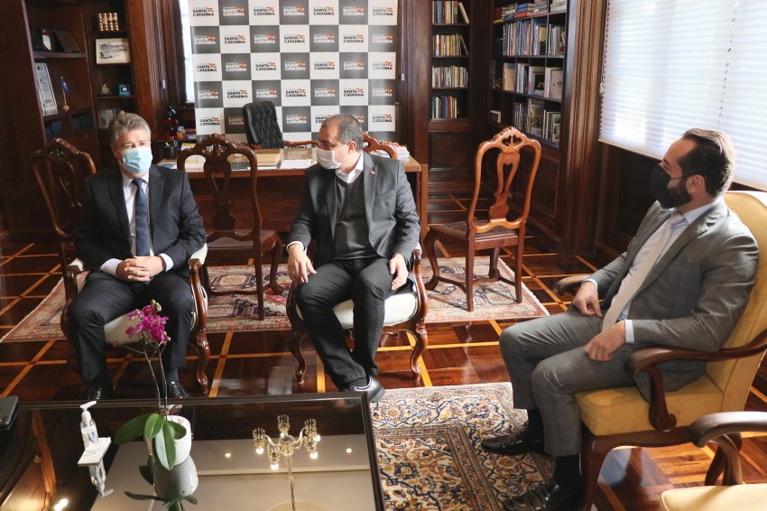 Governador Moisés reunido com Sandro José Neis e o  procurador-geral de Justiça, Fernando da Silva Comin