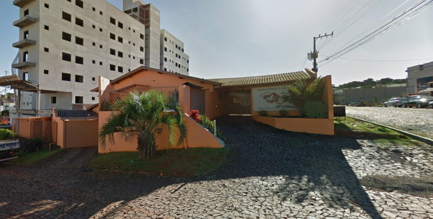 Corpo de um homem, ainda não identificado, foi encontrado em um quarto de motel no bairro Efapi, em Chapecó (Foto: Google Maps)