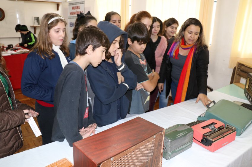 Crianças e adolescentes participaram da atividade, que integra a disciplina de Língua Portuguesa