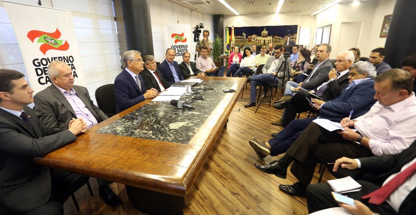 Governador Eduardo Pinho Moreira anunciou, em entrevista coletiva, em Florianópolis, novas medidas de contenção de gastos (Foto: Jeferson Baldo/Secom)