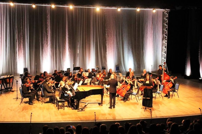 Orquestra é formada por 500 alunos e formação, 40 instrumentistas e 45 cantores
