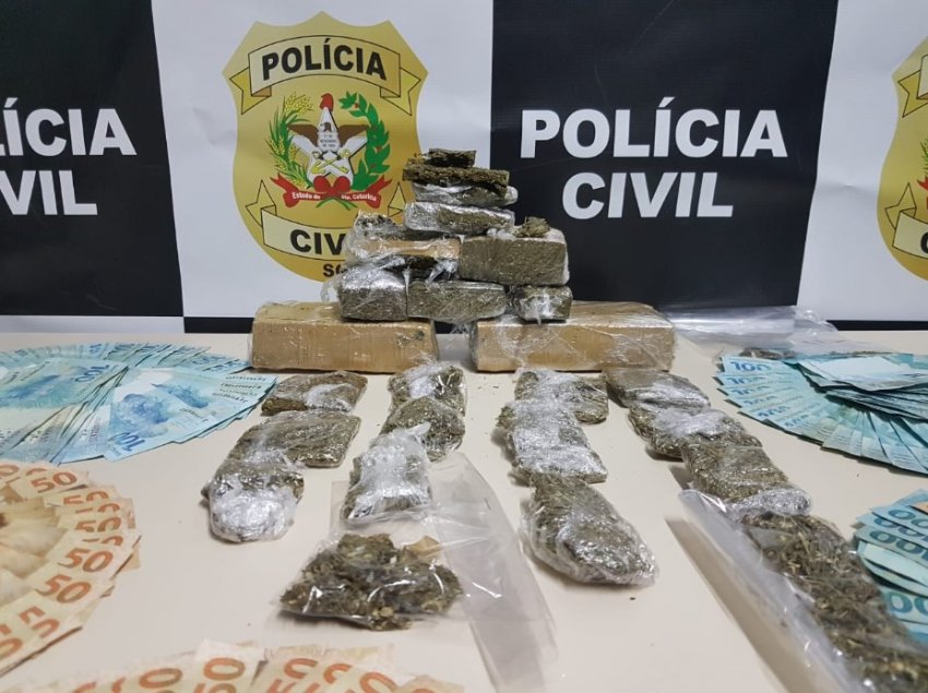 Maconha, crack e R$ 22 mil em espécie foram apreendidos pela Polícia Civil