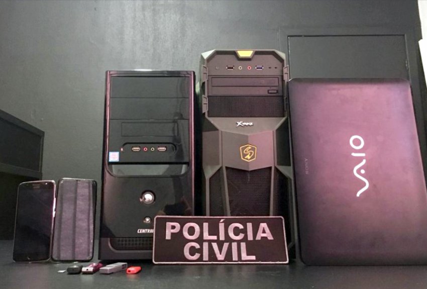 Celulares, computadores e pen drives foram apreendidos pela Polícia Civil