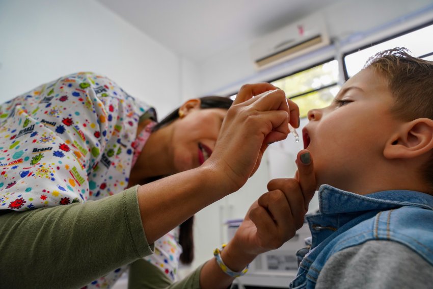 A poliomielite ressurgiu em Santa Catarina devido à queda nas taxas de vacinação após mais de 30 anos sem casos, tornando a imunização uma prioridade