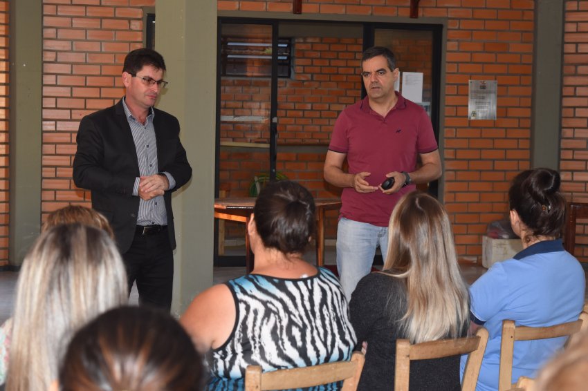 Prefeito Adilson Barella e Assessor Jurídico da Prefeitura Luís Antonio Cipriani detalharam o projeto (Foto: Prefeitura de Marema)