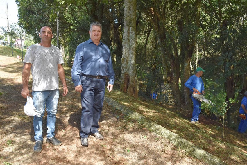 Prefeito Lírio acompanhou parte dos serviços na manhã desta segunda-feira (26) juntamente com o diretor Rosemir Duz (Foto: Prefeitura de Xaxim)