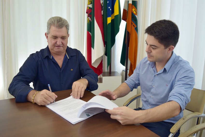 Prefeito Lírio e o procurador-geral do Município, Silas Parisotto, durante ato de assinatura (Foto: Prefeitura de Xaxim)