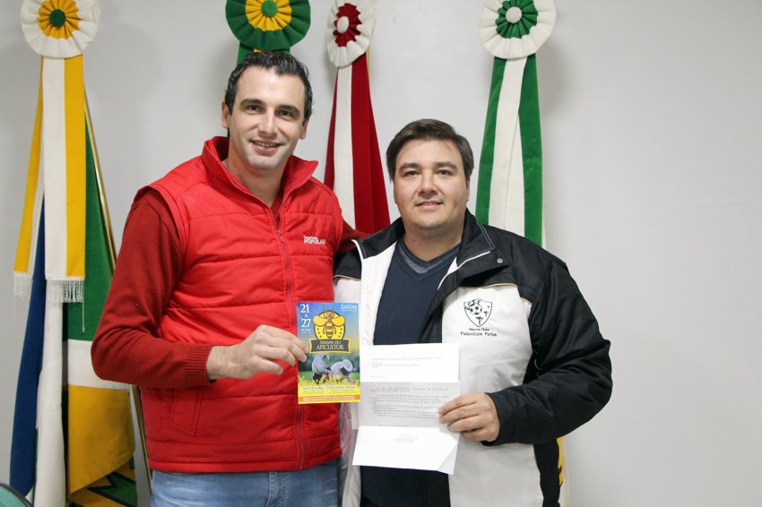 Presidente da Associação dos Apicultores de Xaxim, Diego Foppa, com o presidente do Legislativo Agenor Junior Maier (Foto: Câmara de Vereadores)