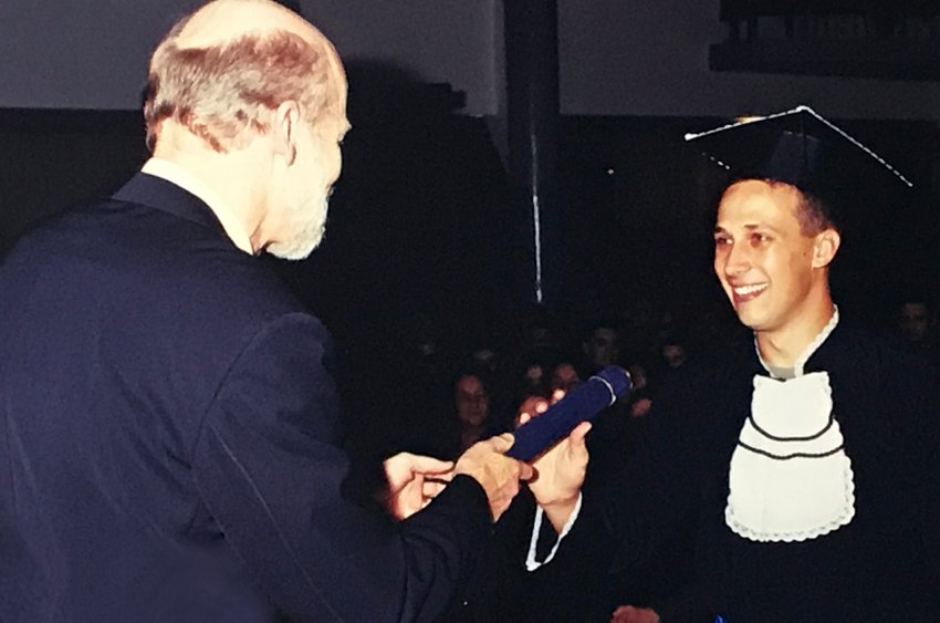 Professor Cesar Augusto Seidler recebeu o diploma das mãos do pai, o professor Plinio Seidles