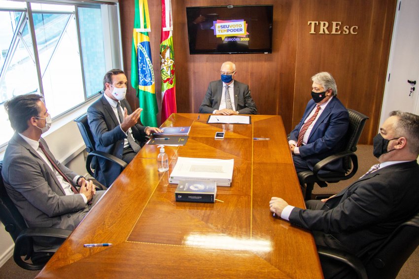 Em reunião, principal acordo foi a realização da auditoria de funcionamento das urnas eletrônicas, em Florianópolis