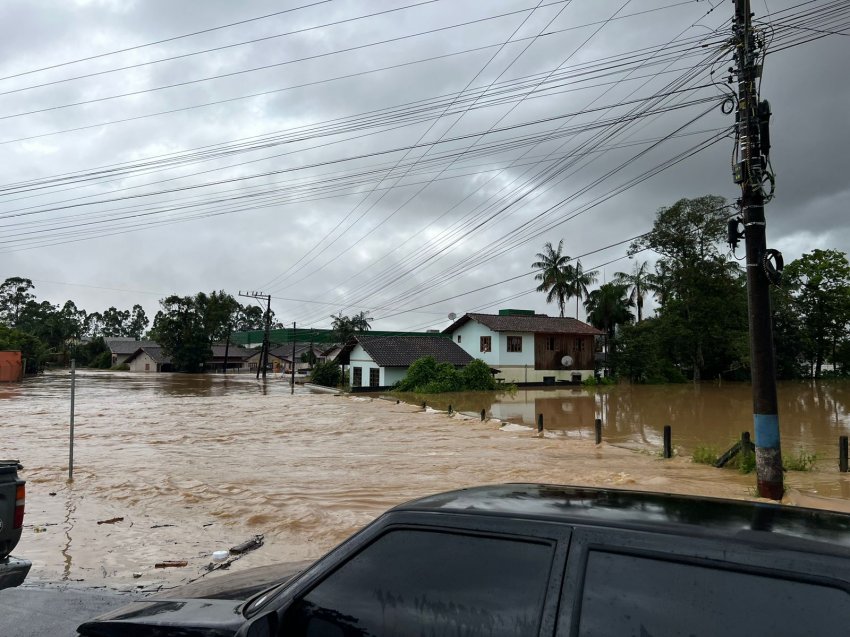 Rodovia SC-410, em São João Batista, ficou totalmente alagada no km 22,7