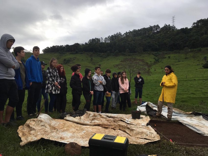 Funcionários da Unochapecó e alunos da rede pública visitaram as escavações