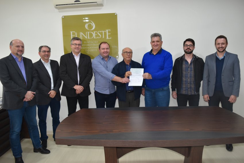 Ato de assinatura do contrato ocorreu ontem (23), no campus da Unochapecó, em Chapecó