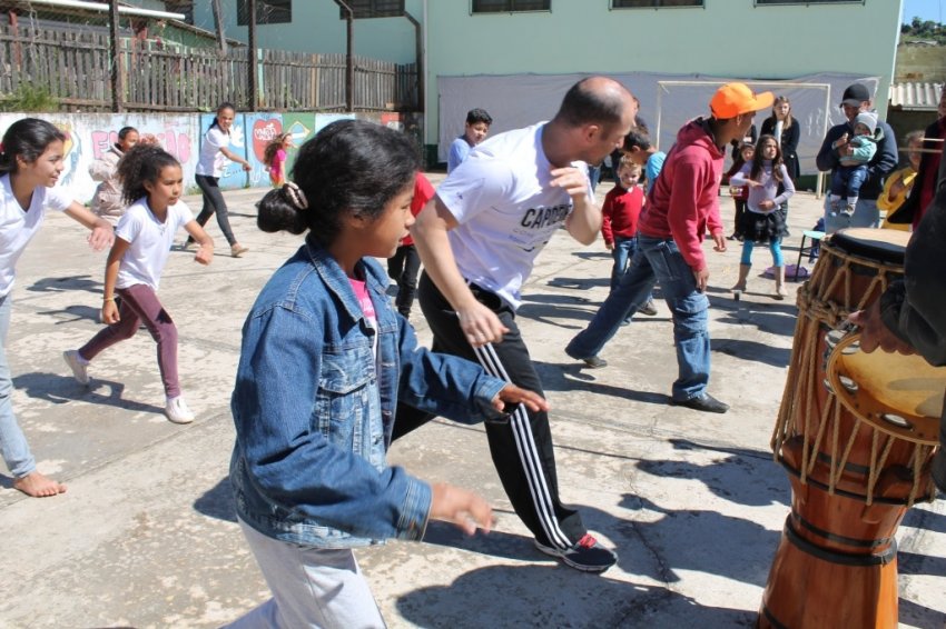 Saberes da Capoeira são repassados a alunos da Escola Santa Terezinha (Foto: Divulgação/LÊ)