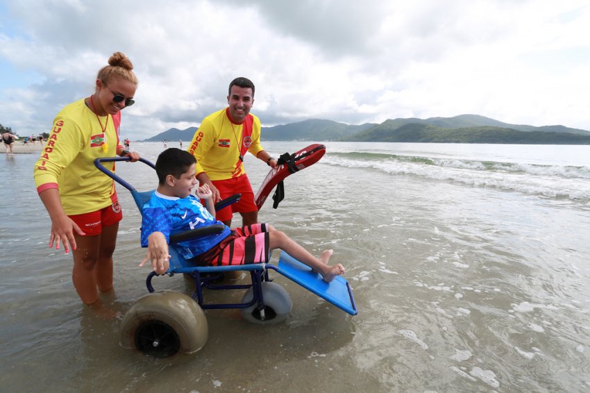 Projeto Praia Acessível agora dispõe de 150 cadeiras de rodas anfíbias e 19 mil estrados, distribuídos nos balneários catarinenses