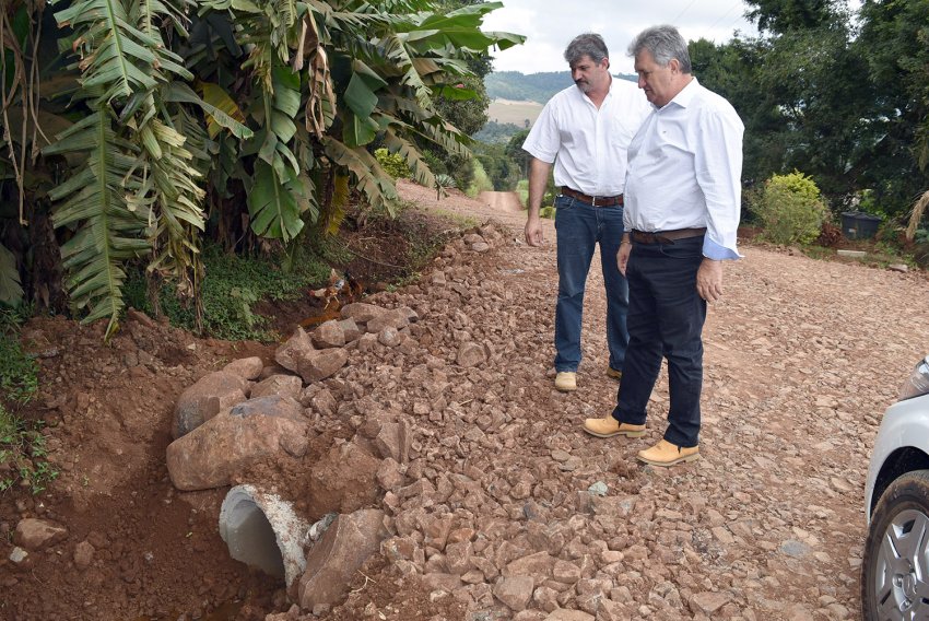 Prefeito Lírio e secretário  Maroco visitaram as comunidades que receberam melhorias na estrada (Foto: Prefeitura de Xaxim)