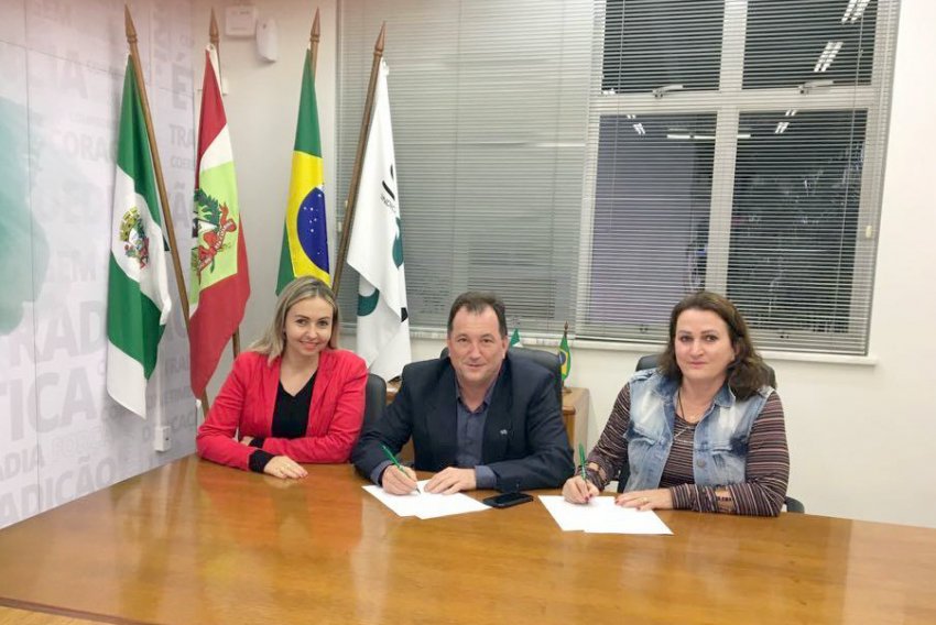 Assinaturas aconteceram na semana passada no Sicom, em Chapecó