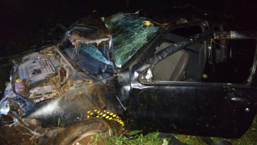 Veículo capotou em uma ribanceira de 10 metros no interior de Saudades (Foto: Corpo de Bombeiros)