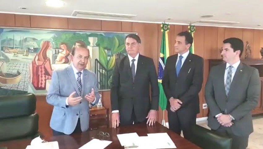Assinatura foi transmitida por uma rede social do presidente Bolsonaro na tarde desta quarta-feira (05)