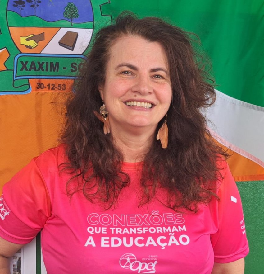 Professora de Xaxim venceu o 13º Prêmio Ação Destaque, da Editora Opet, com o projeto "Pé na estrada: educação patrimonial em Xaxim (SC)", na Categoria 05, destinada a professores dos Anos Finais do Ensino Fundamental e do Ensino Médio