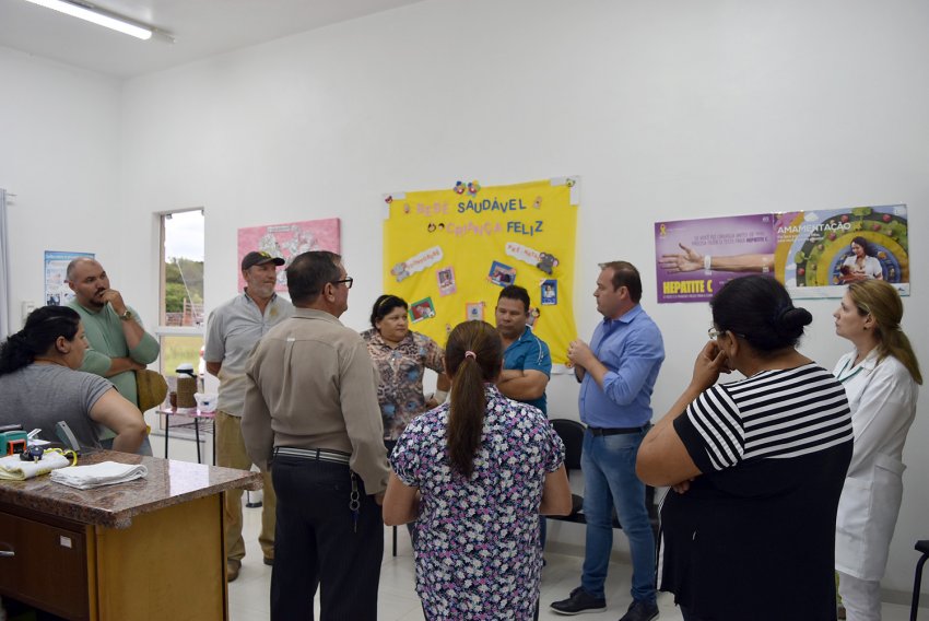 Vice-prefeito Adriano Bortolanza foi até a unidade de saúde para conversar com os xaxinenses (Foto: Prefeitura de Xaxim)