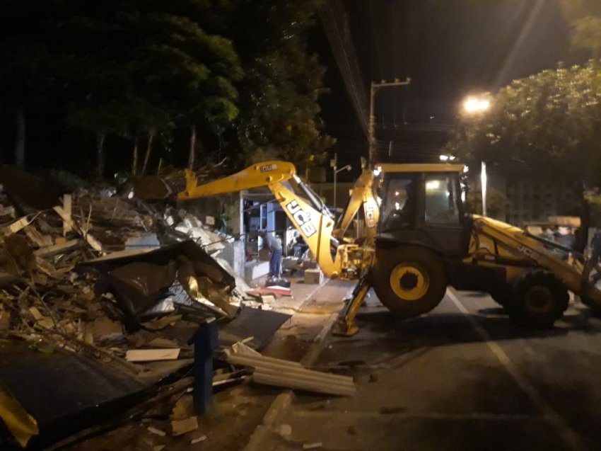 Máquina destruiu todos camelódromos irregulares da avenida Nereu Ramos (Foto: ClicRDC)