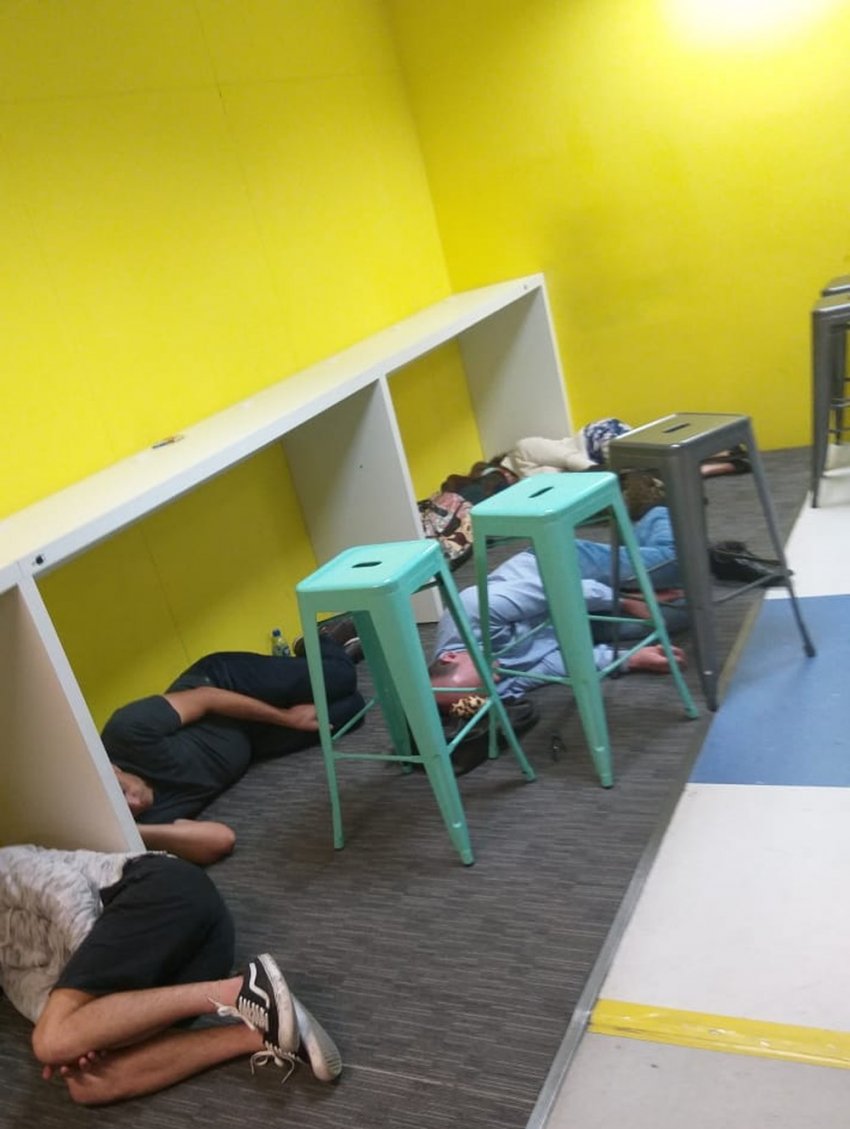 Passageiros dormindo no chão no chão do aeroporto Hercílio Luz após voo ser cancelado