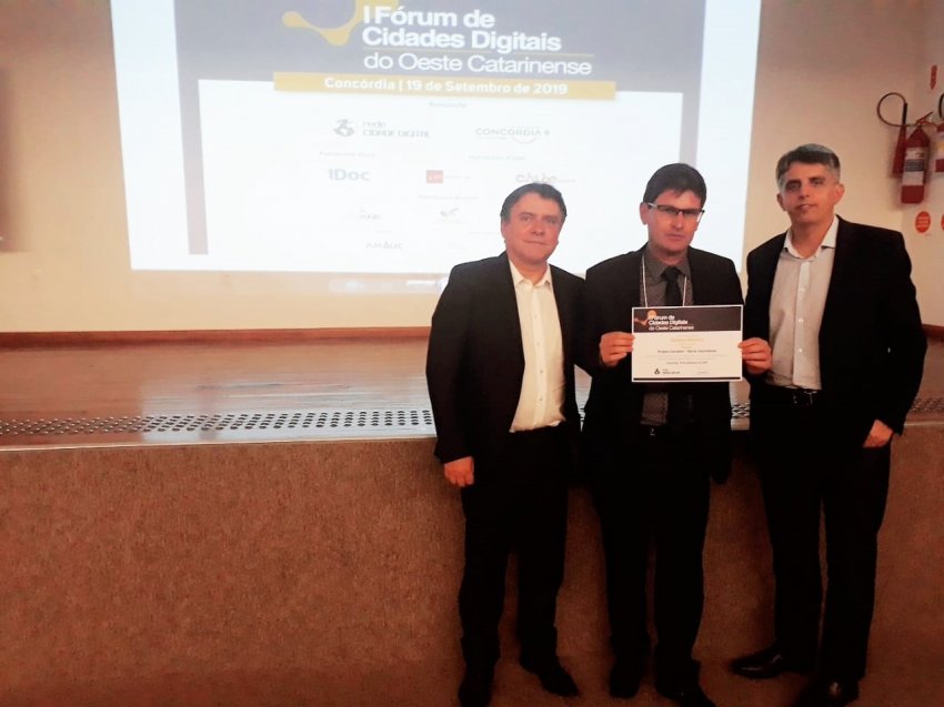 Prefeito de Marema recebeu o Prêmio do Diretor da Rede Cidades Digitais, José Marinho e do prefeito de Concórdia, Rogério Pacheco