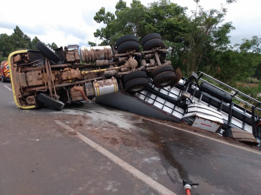 Acidente paralisou o trânsito da BR-282 durante um período nesta quinta-feira (03)