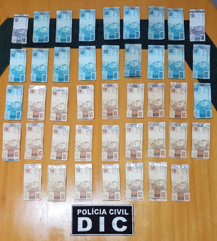 Policiais apreenderam 42 mil reais em espécie na manhã deste domingo (25)