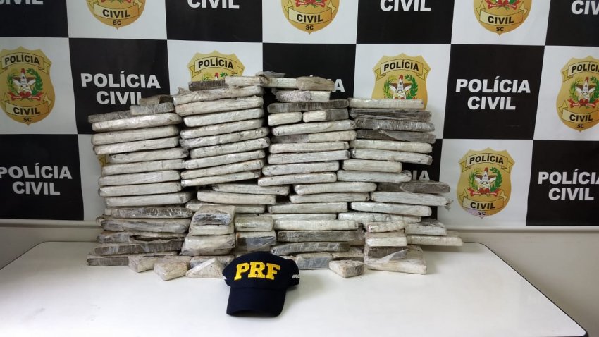 Cerca de 51 kg de maconha foram apreendidos pela PRF e Polícia Civil em Chapecó