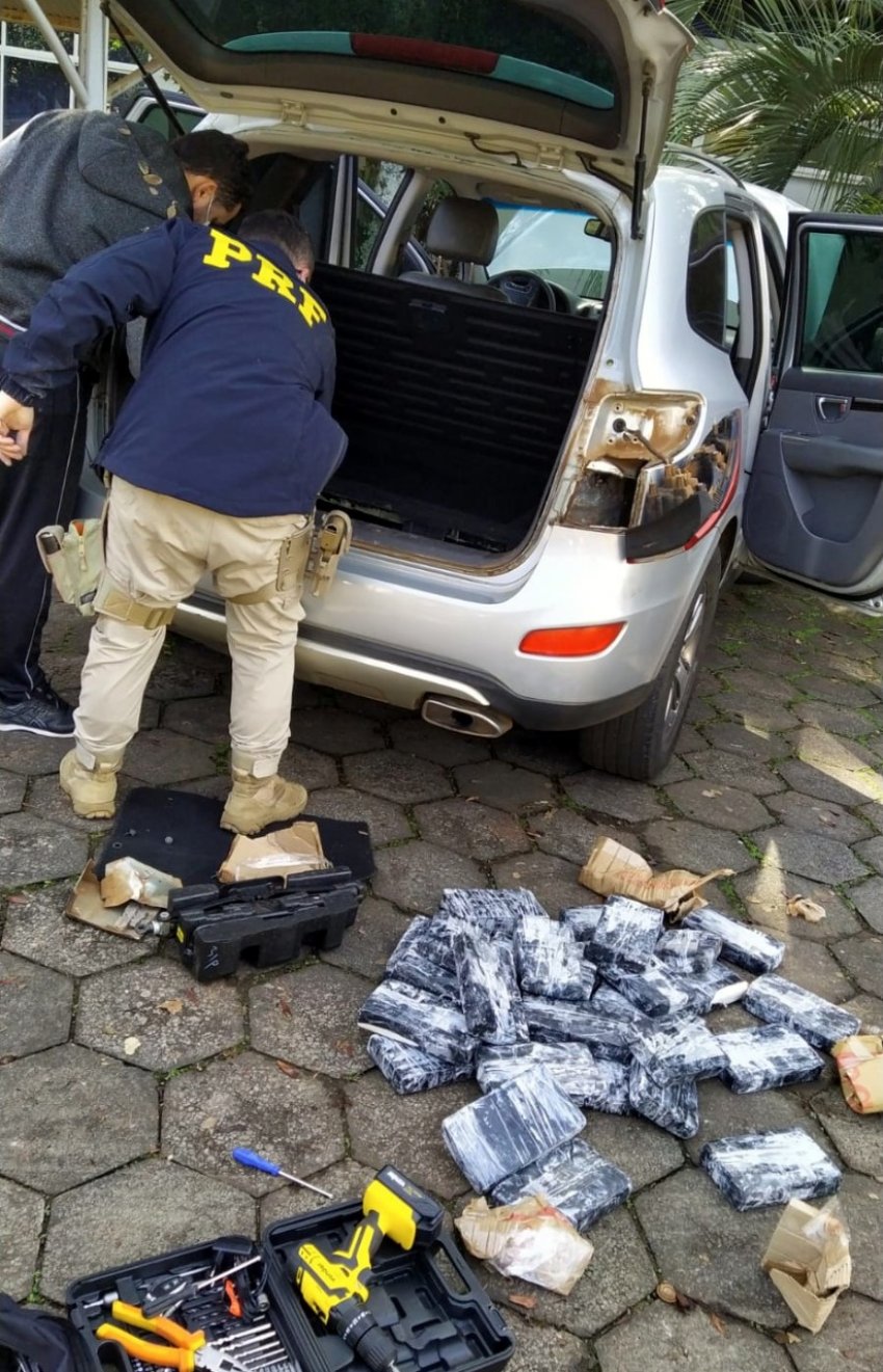 PRF apreendeu 76 kg de cocaína nesta terça-feira (20) em Chapecó