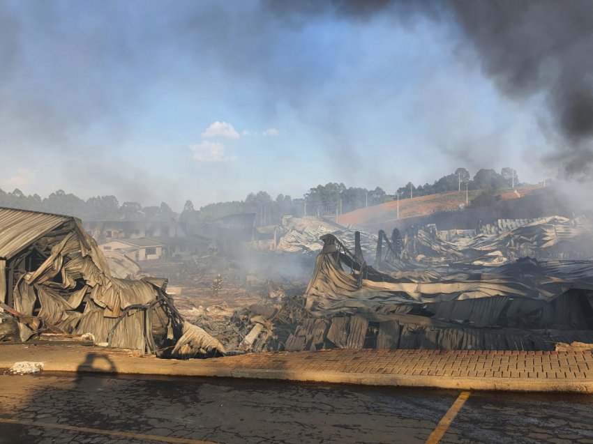 Cenário de destruição restou do grande incêndio que iniciou na tarde de ontem (02), na Rafitec, em Xaxim
