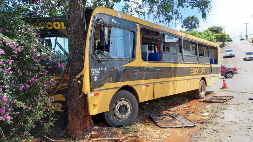 Acidente aconteceu por volta das 13h em frente à Escola Gomes Carneiro