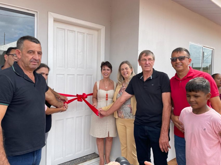 Governo de SC entregou 15 casas populares em Ipuaçu, investimento de mais de R$ 1 milhão, proporcionando moradia digna para famílias vulneráveis