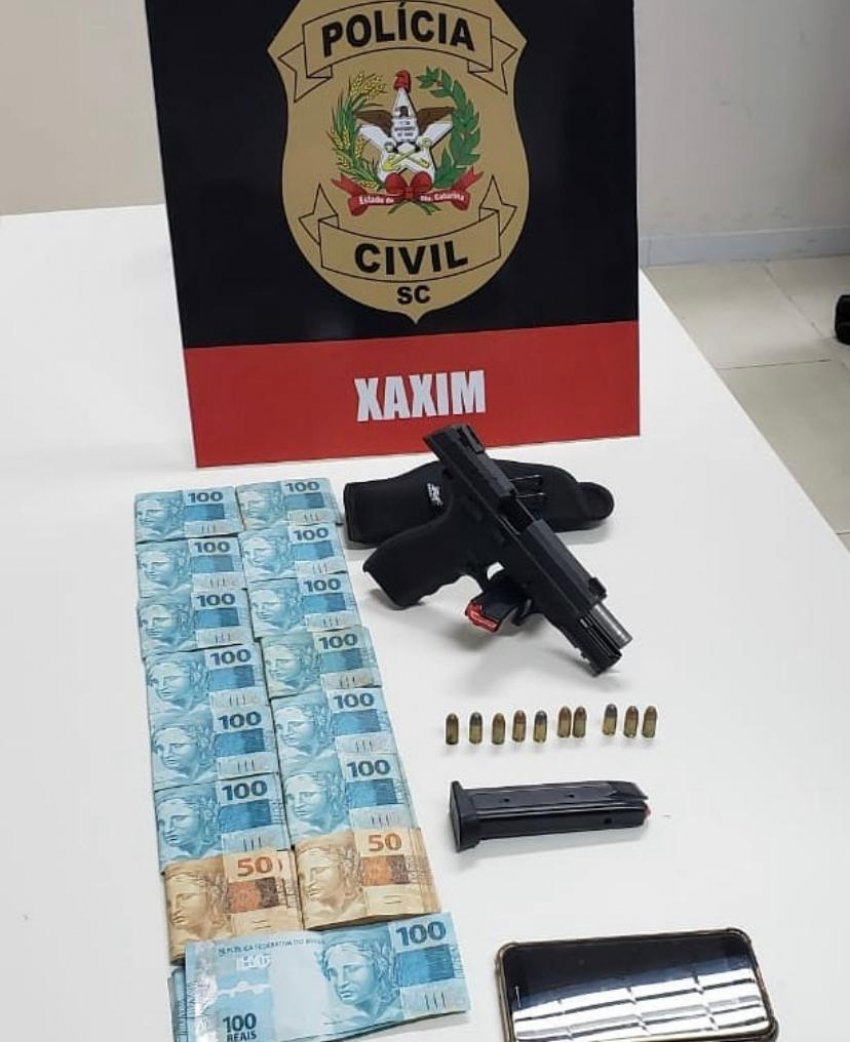 Dinheiro e arma foram apreendidos pela Polícia Civil, em Xaxim