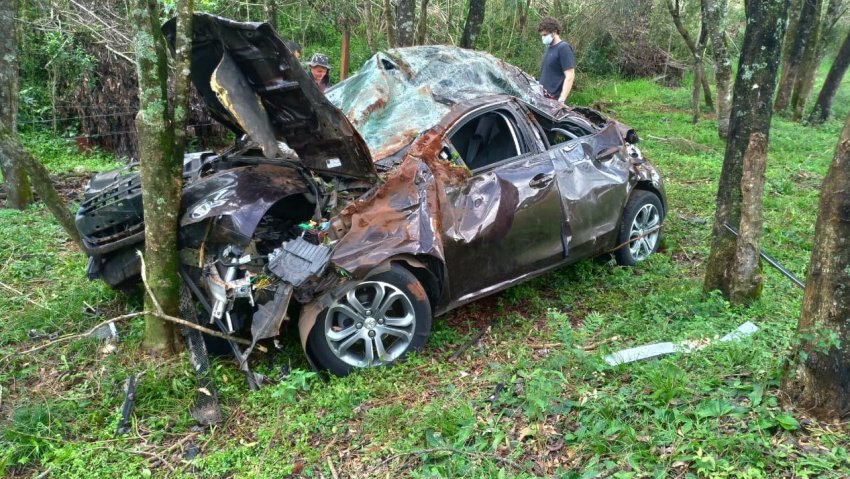Veículo ficou totalmente destruído em acidente na manhã desta segunda-feira (17)
